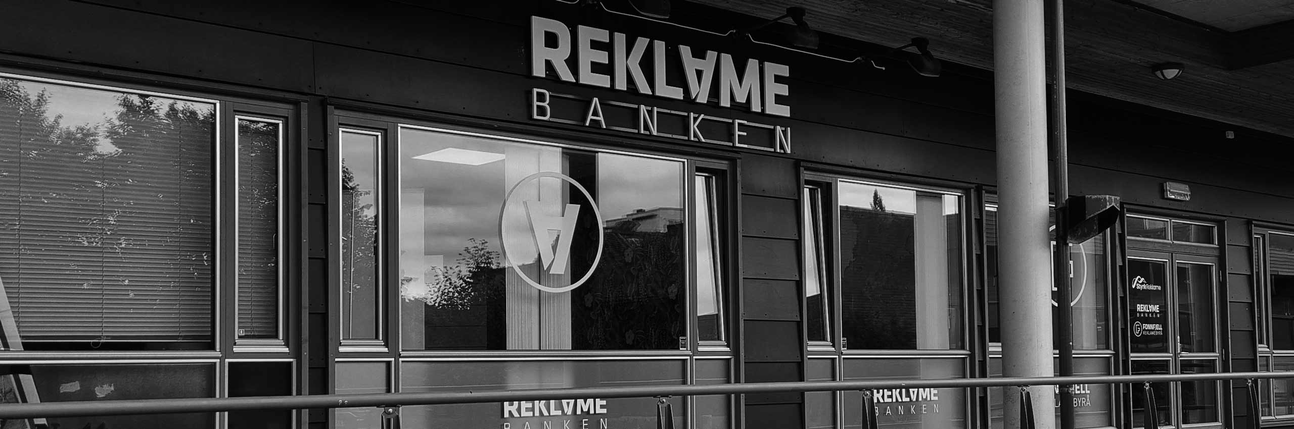 rb-fasade-folie25a2 Velkommen til Reklamebanken, rett ved rådhusparken på Stjørdal